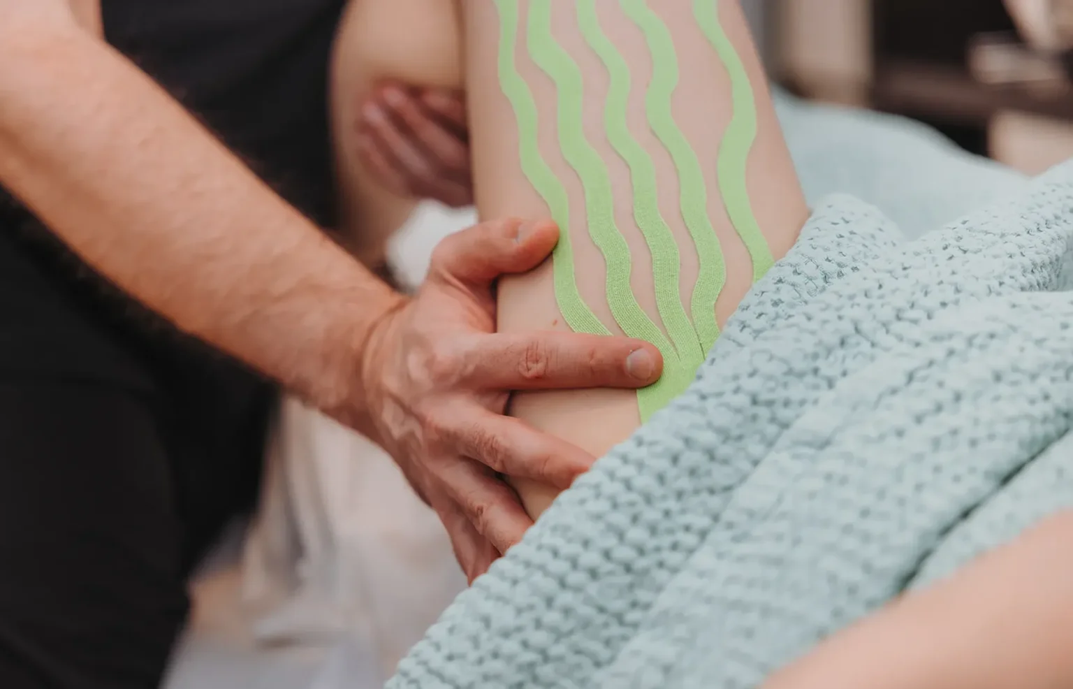 Behandlung mit Limph Tape an Patientin in der Gesundheitspraxis Löwen Center in Luzern