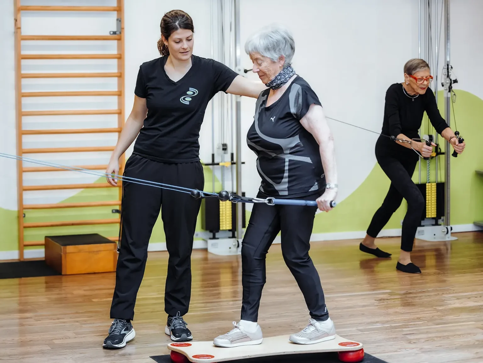 Seniorengymnastik in Gruppe bei der Gesundheitspraxis Löwen Center in Luzern