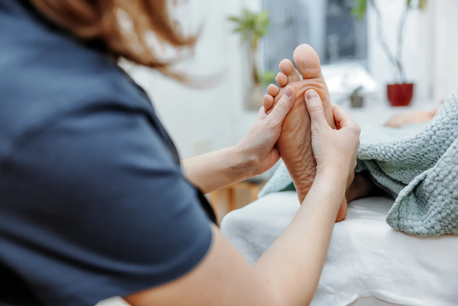 Fussreflexmassage um Blockade zu lösen, Gesundheitspraxis Löwen Center in Luzern