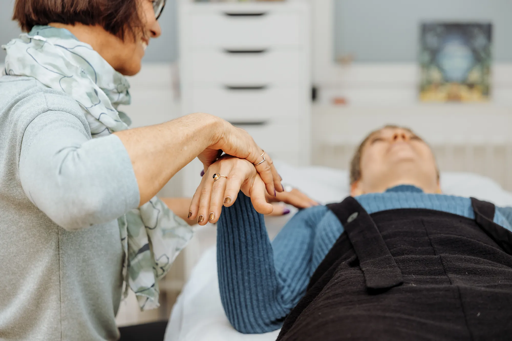 Kinesiologie Therapie Behandlung an Patientin am Liegen, Gesundheitspraxis Löwen Center in Luzern