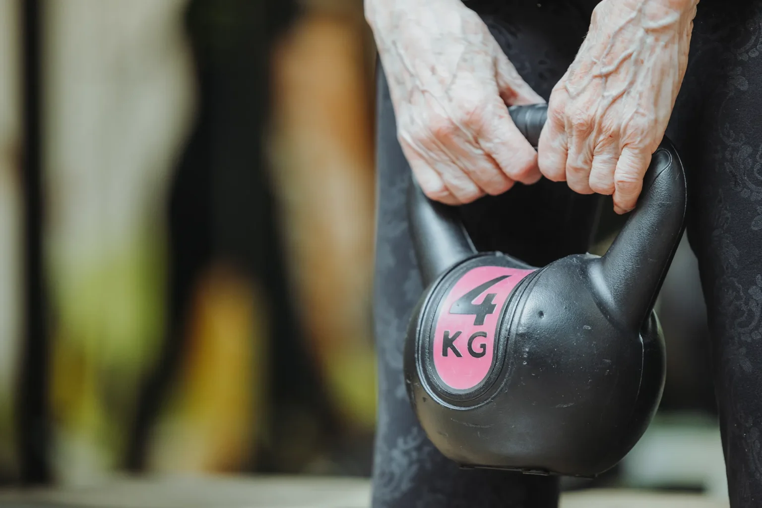 Osteofit-Training für Senioren mit dem Kettlebell, Gesundheitspraxis Löwen Center in Luzern