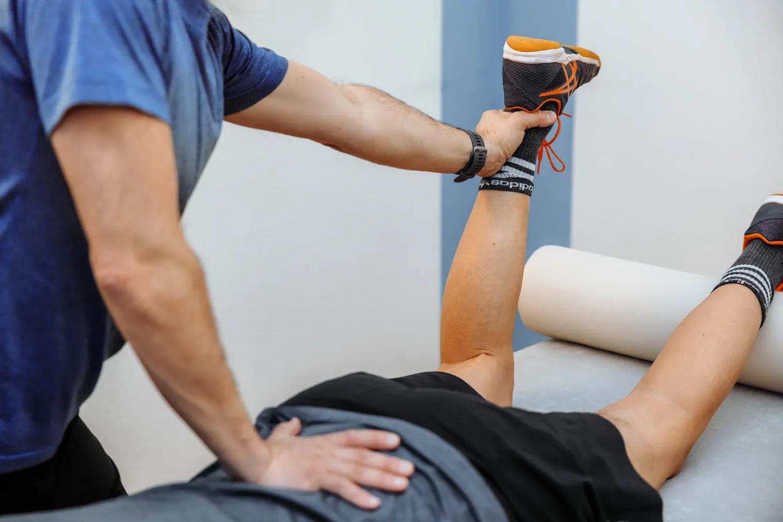 Sportphysiotherapeut macht ein Physio Check an Patient, Gesundheitspraxis Löwen Center in Luzern