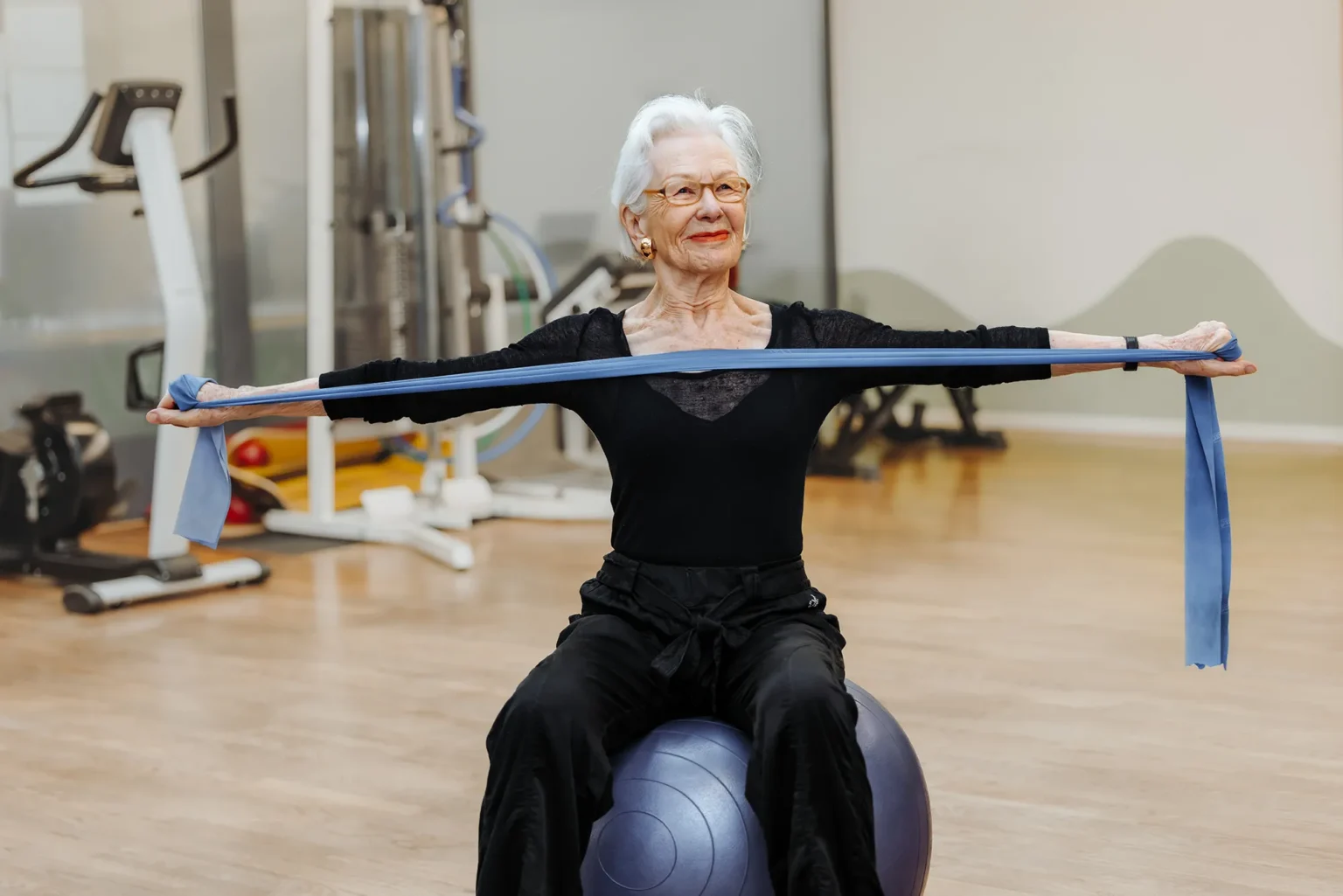 Seniorengymnastik: Rückenfit-Übung auf dem Ball, Gesundheitspraxis Löwen Center in Luzern