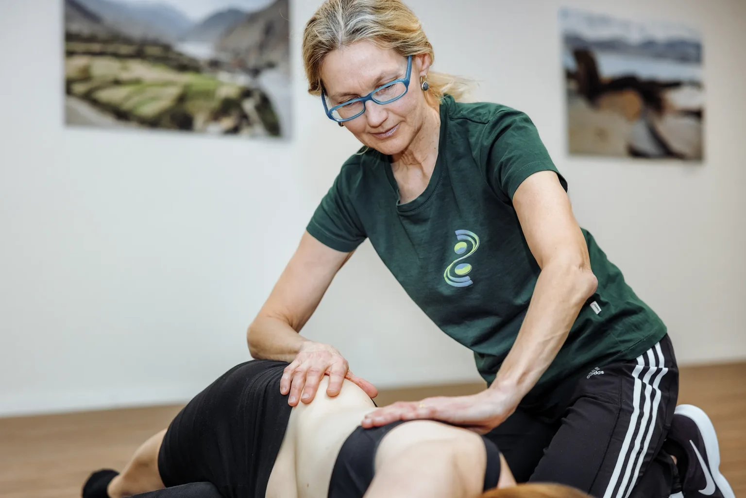 Skoliose-Behandlung: Drehung des Brustkorbes und die Gegendrehung des Beckens, Gesundheitspraxis Löwen Center in Luzern