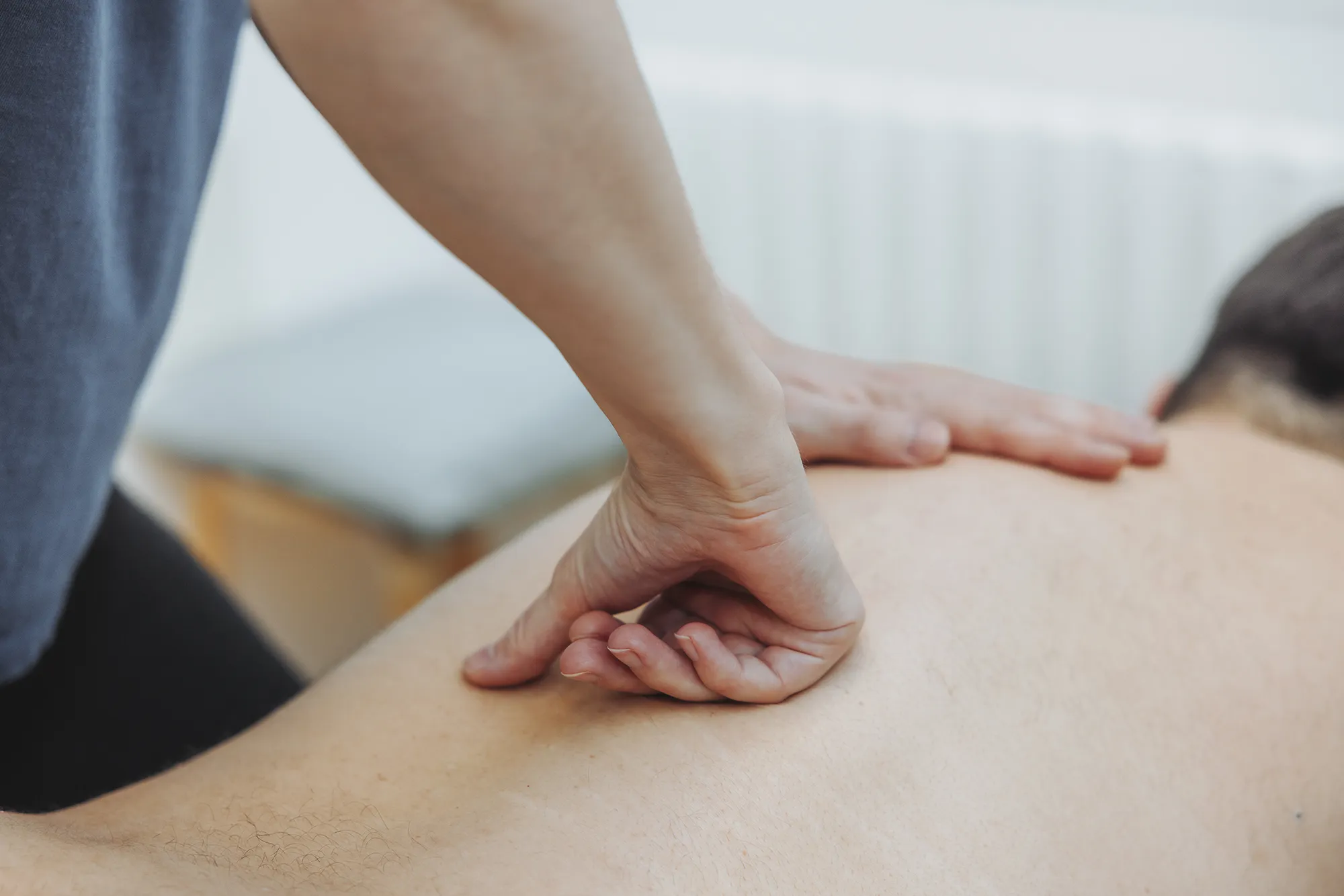 Sportmassage auf Rücken, Gesundheitspraxis Löwen Center in Luzern