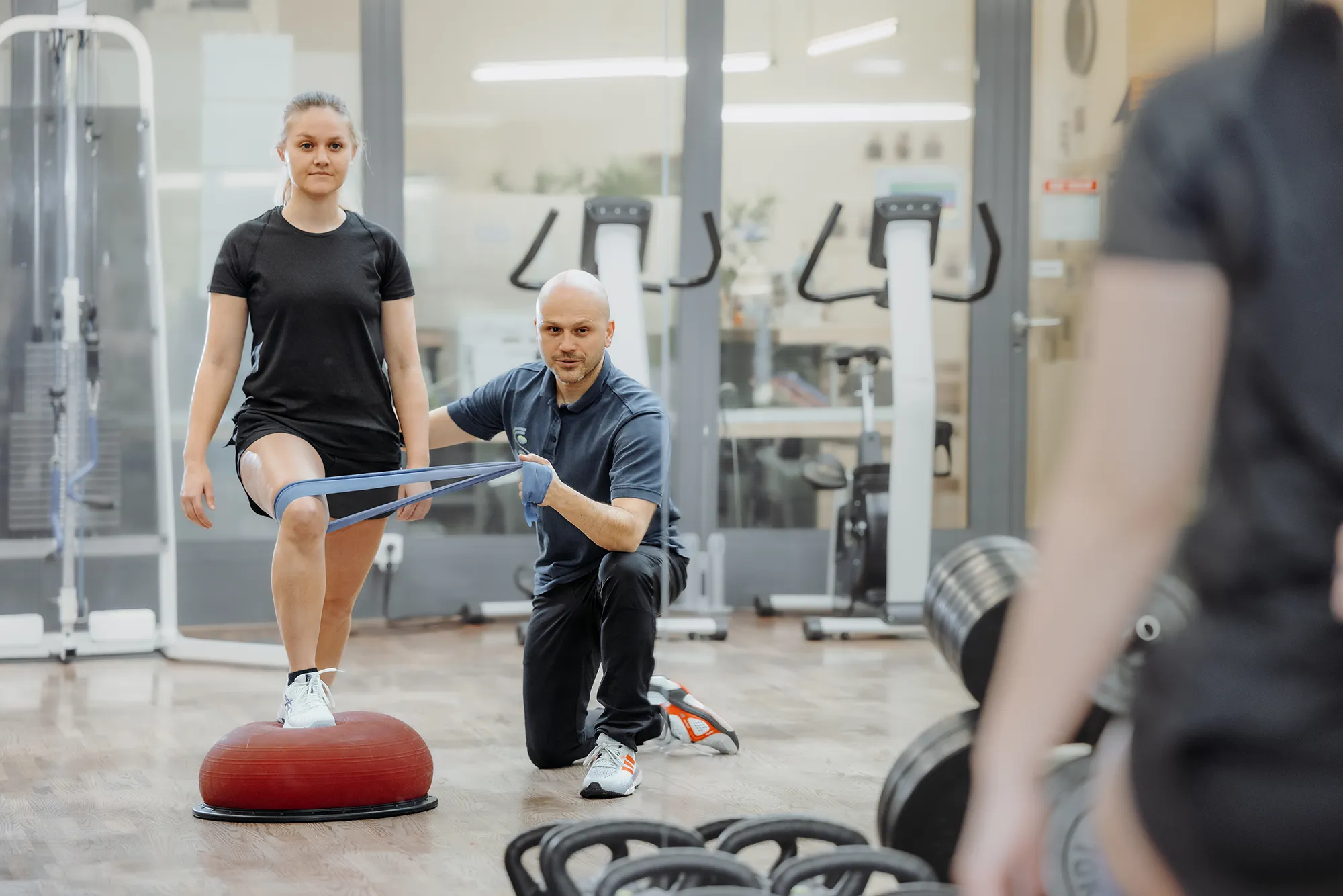 Sport-Physiotherapie-Training mit Trainer, Gesundheitspraxis Löwen Center in Luzern