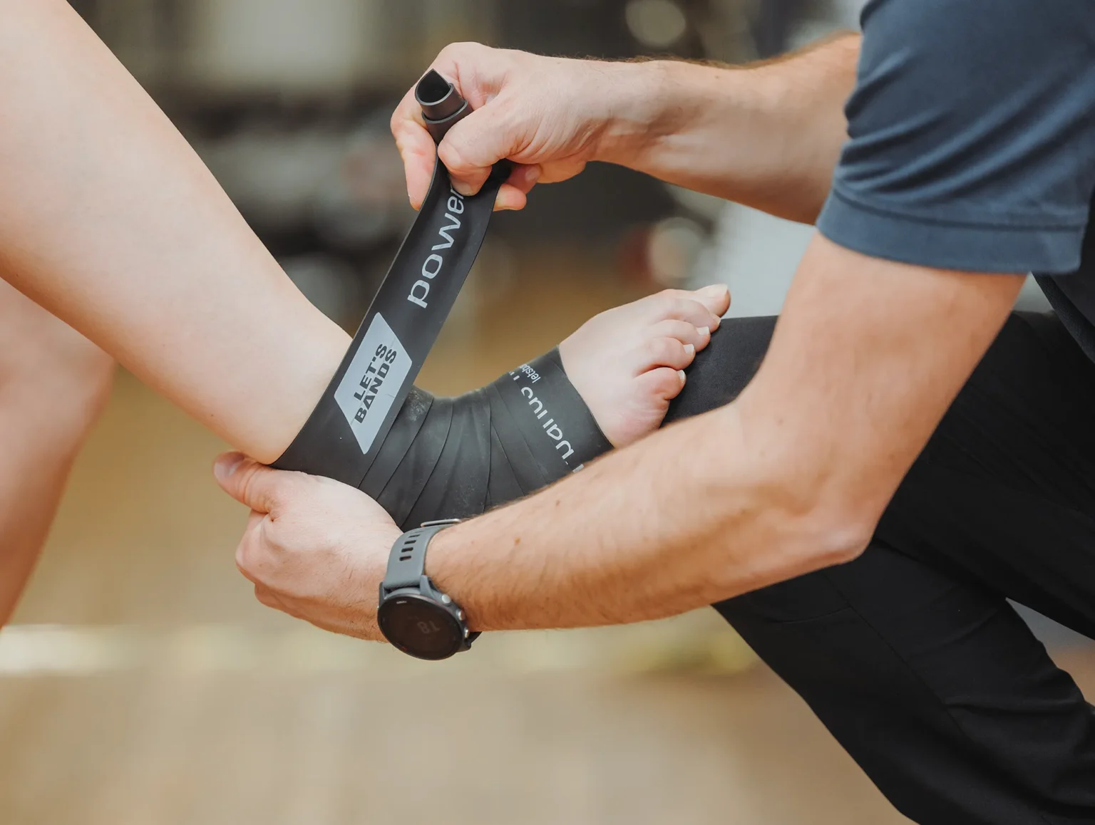 Behandlung bei der Sportphysiotherapie mit Flossing Band, Gesundheitspraxis Löwen Center in Luzern