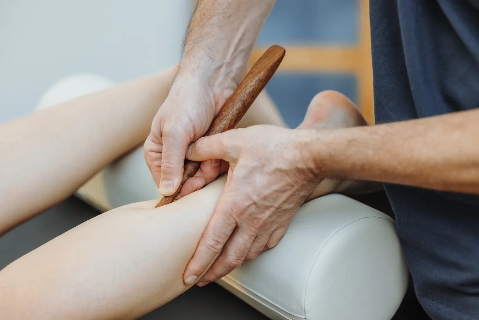 Triggerpunkttherapie am Bein, Gesundheitspraxis Löwen Center in Luzern